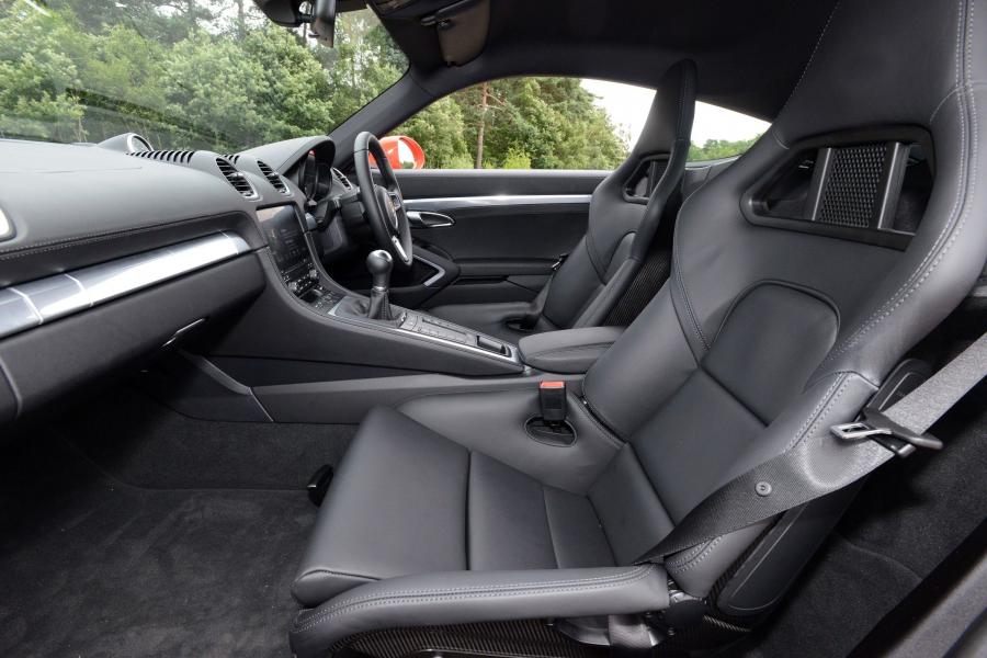 Интерьер Porsche 718 Cayman 2016 года  (UK) (фото 13 из 13)